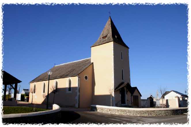 photo de l'église Saint-Michel de Cuqueron dans le département des Pyrénées-Atlantiques