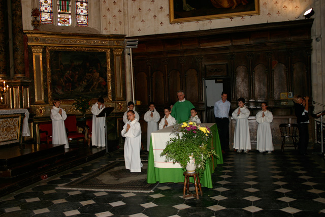 Les servants autour de l'autel