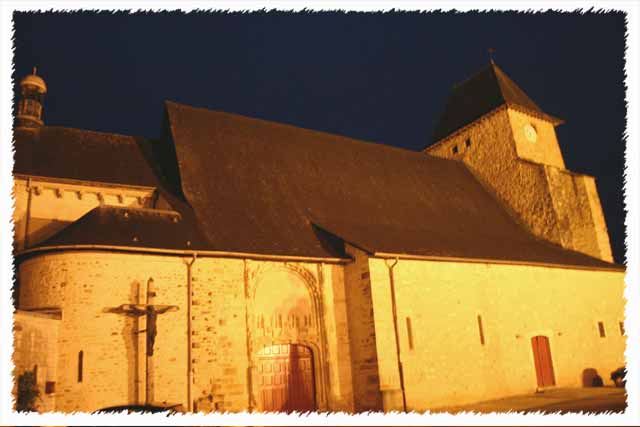 photo de l'église de lucq de Béarn dans son ensemble et de nuit