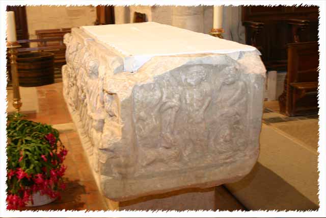 photo du coté droit du sarcophage de l'église de lucq de Béarn