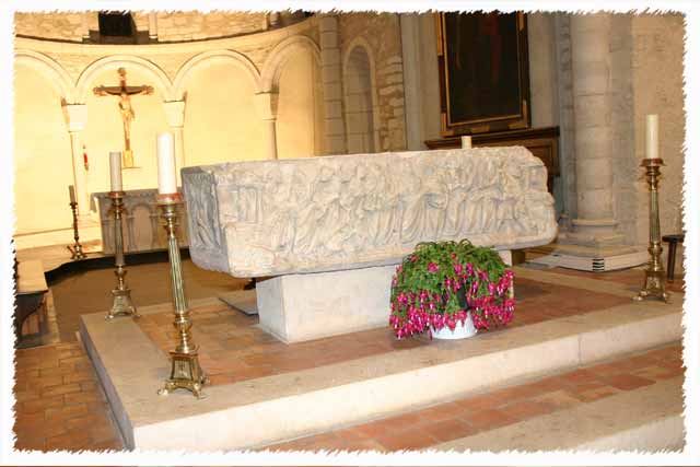 photo du sarcophage de l'église de lucq de face