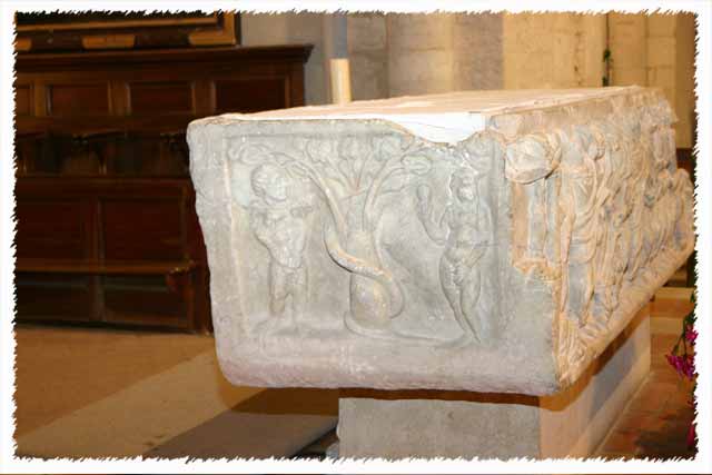 photo du coté gauche du sarcophage de l'église de Lucq de Béarn