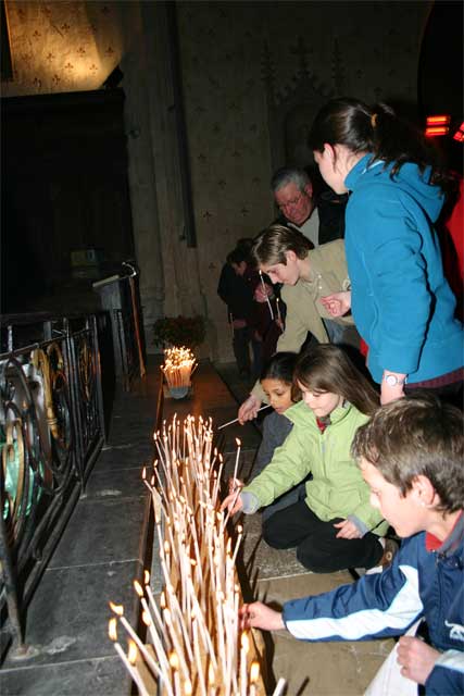 les enfants déposent leurs bougies au pied de l'autel